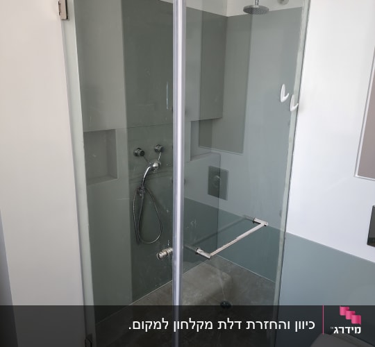 מקלחון זכוכית פינתי עם דלת ציר בחדר רחצה